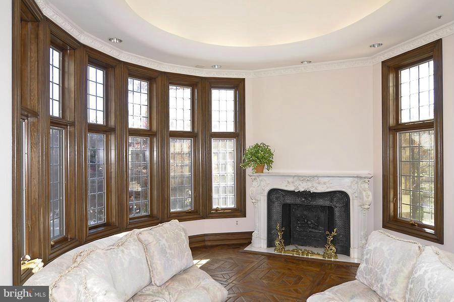 10008 Bentcross Drive Potomac, MD 20854 - Photo 5 of 26 Living Room
