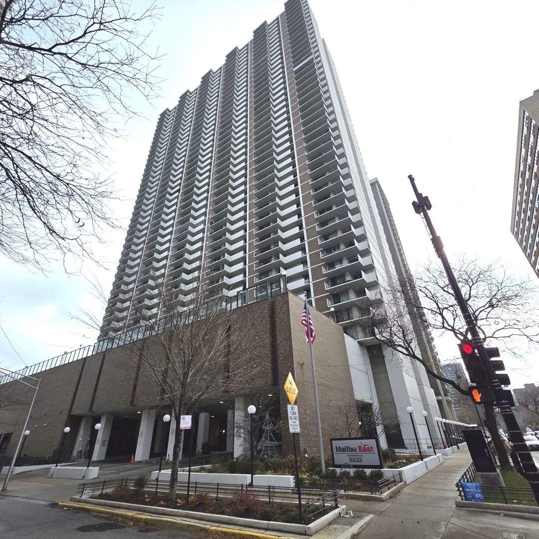 6033 North Sheridan Road, Unit 5G Chicago, IL 60660 - Photo 1 of 24 a front view of a building