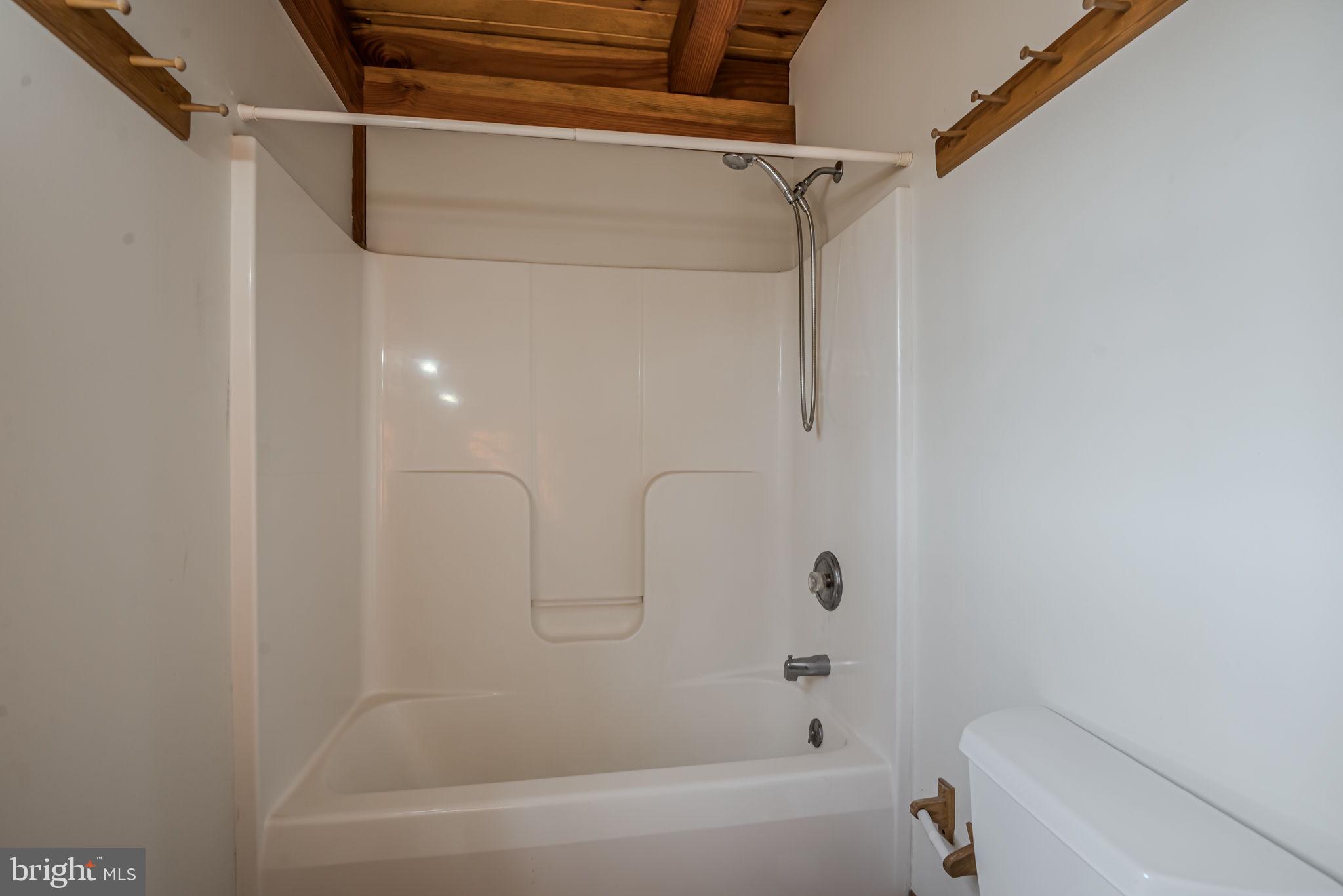13755 Shallcross Wharf Road Kennedyville, MD 21645 - Photo 19 of 43 a bathroom with a bathtub