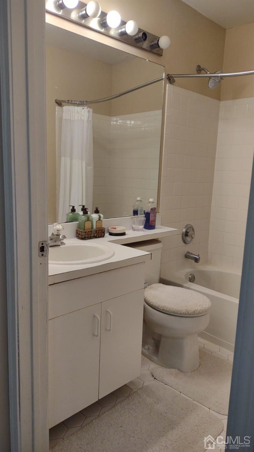 1707 Ridgeview Court Sayreville, NJ 08859 - Photo 17 of 25 a bathroom with a toilet sink and mirror