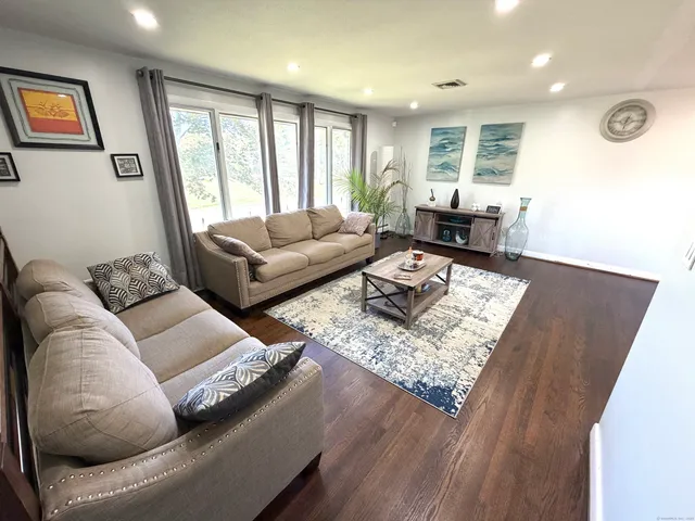 $389,999 | 4 Skinner Drive, Bloomfield, CT 06002