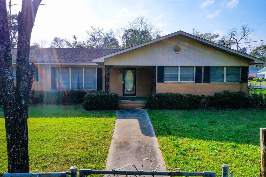 706 Jenkins Street Blackshear, GA 31516 - Photo 6 of 36