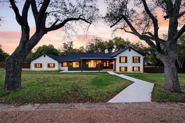$825,000 | 1 River Hills Drive, Denison, TX 75020