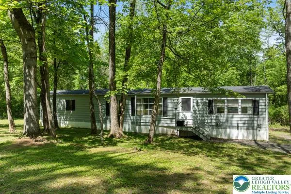 a view of a house with backyard