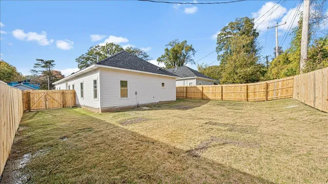 a view of a backyard