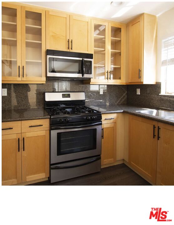 435 South Palm Drive, Unit 5 Beverly Hills, CA 90212 - Photo 3 of 13 a kitchen with a sink and a stove