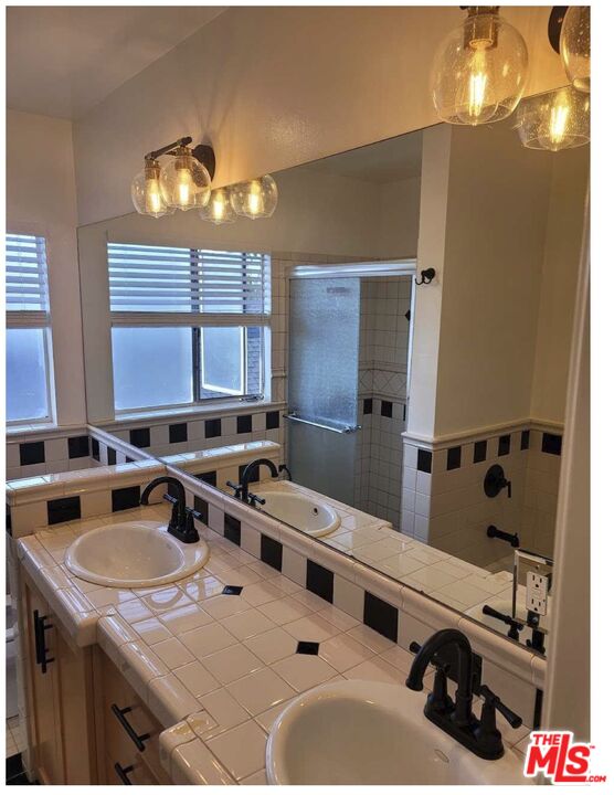 435 South Palm Drive, Unit 5 Beverly Hills, CA 90212 - Photo 8 of 13 a bathroom with a sink double vanity and a tub