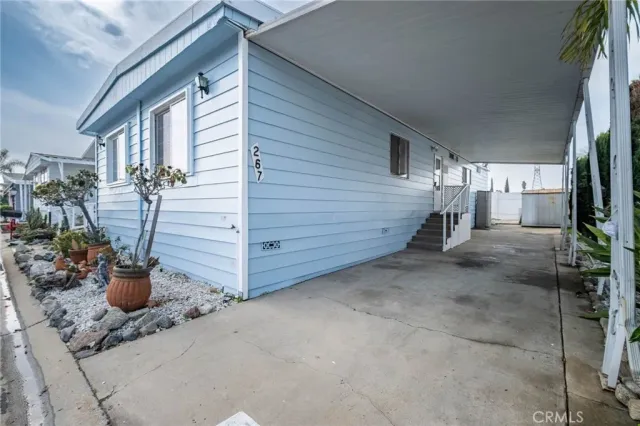 a view of a house with backyard