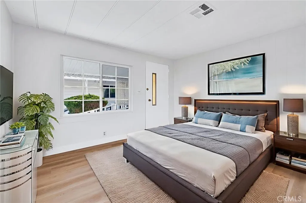 17700 Avalon, Unit 267 Carson, CA 90745 - Photo 6 of 50 a bedroom with bed and a potted plant