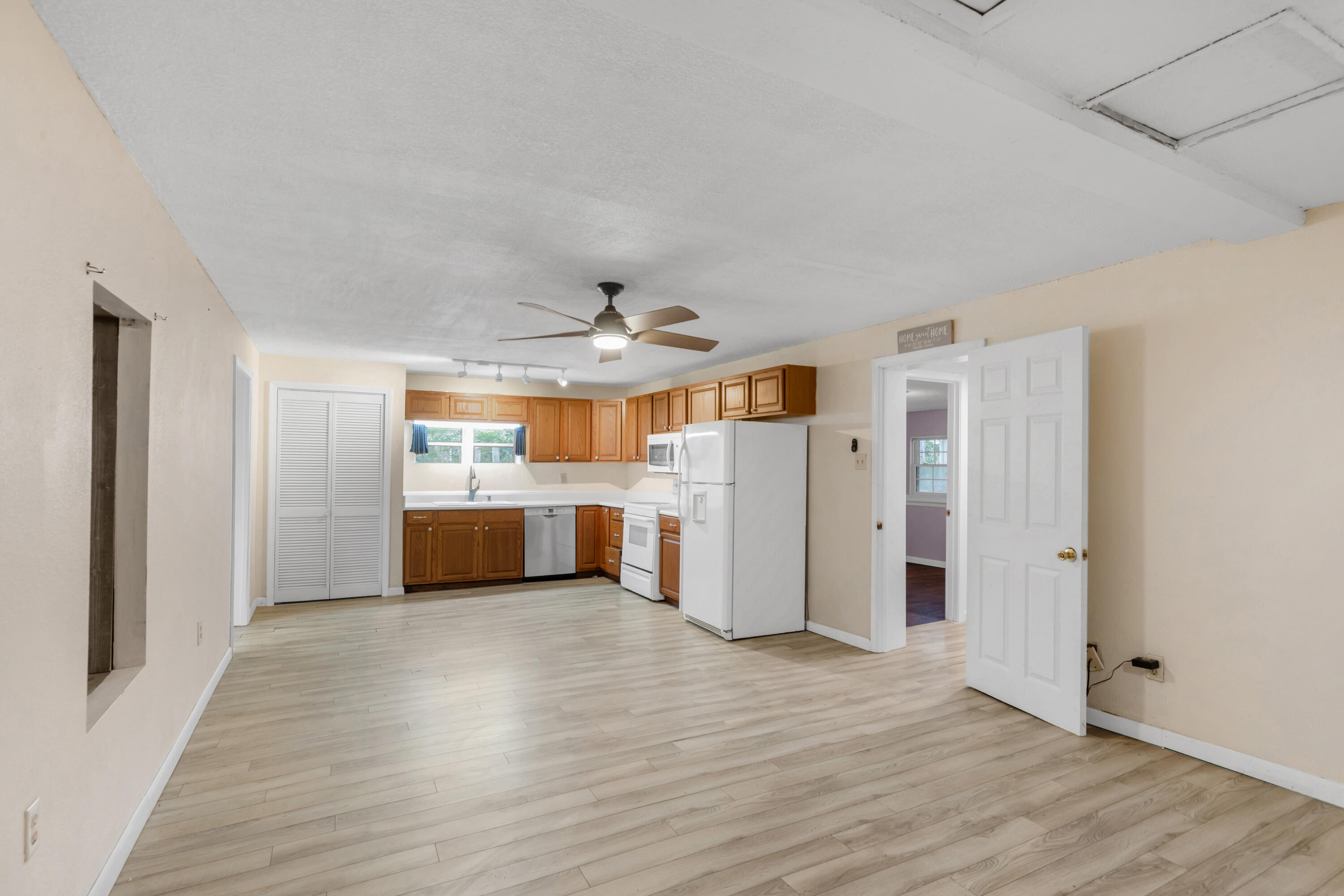 810 McDaniels Fishcamp Road Freeport, FL 32439 - Photo 16 of 33 810 kitchen dining living room combo
