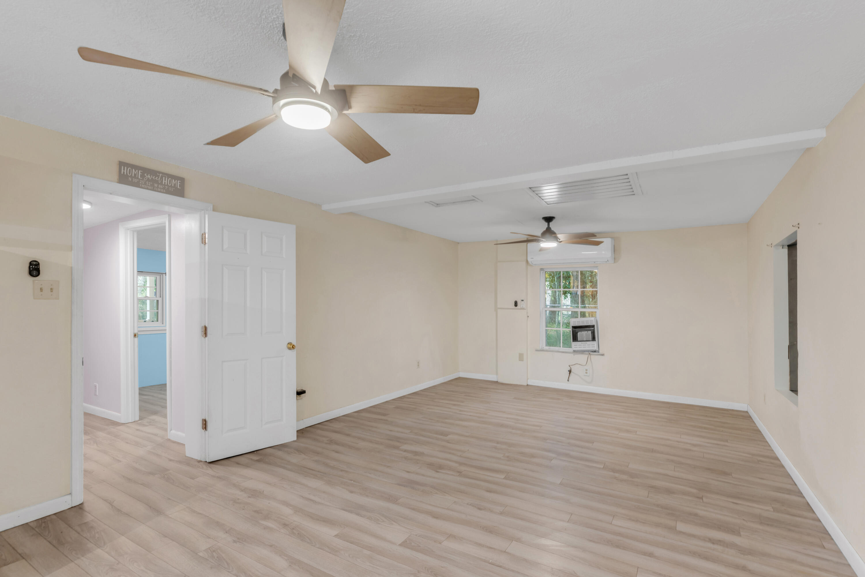810 McDaniels Fishcamp Road Freeport, FL 32439 - Photo 19 of 33 810 living room