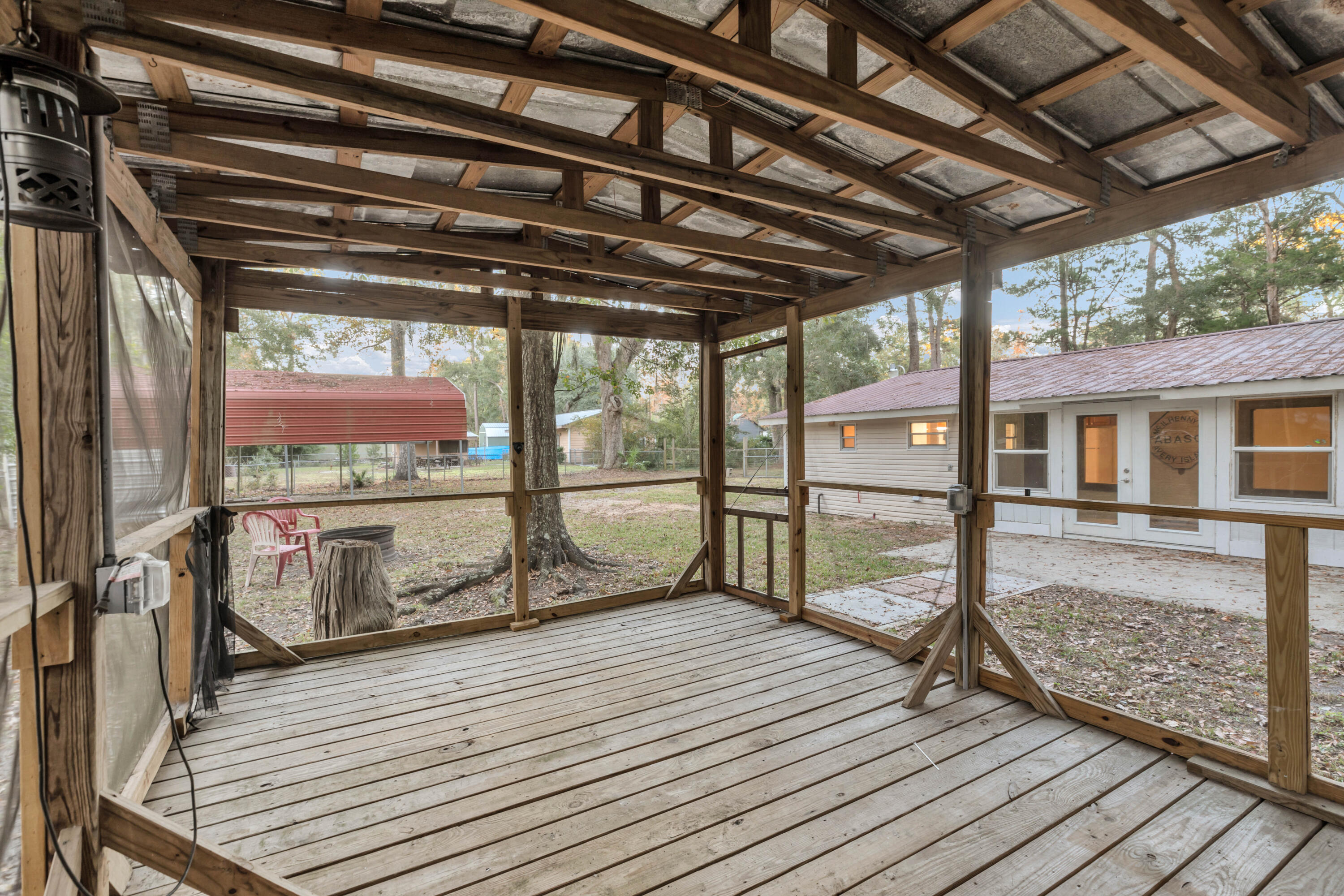 810 back yard screened porch another vie