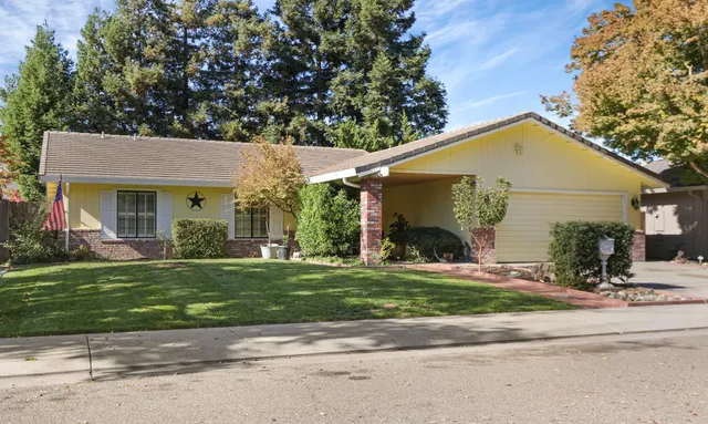 a view of a house with a yard and plants