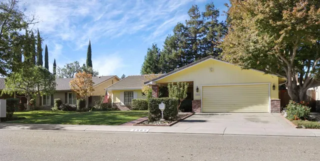 a view of a house with a yard and plants