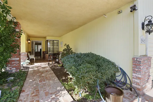 a view of entryway with patio