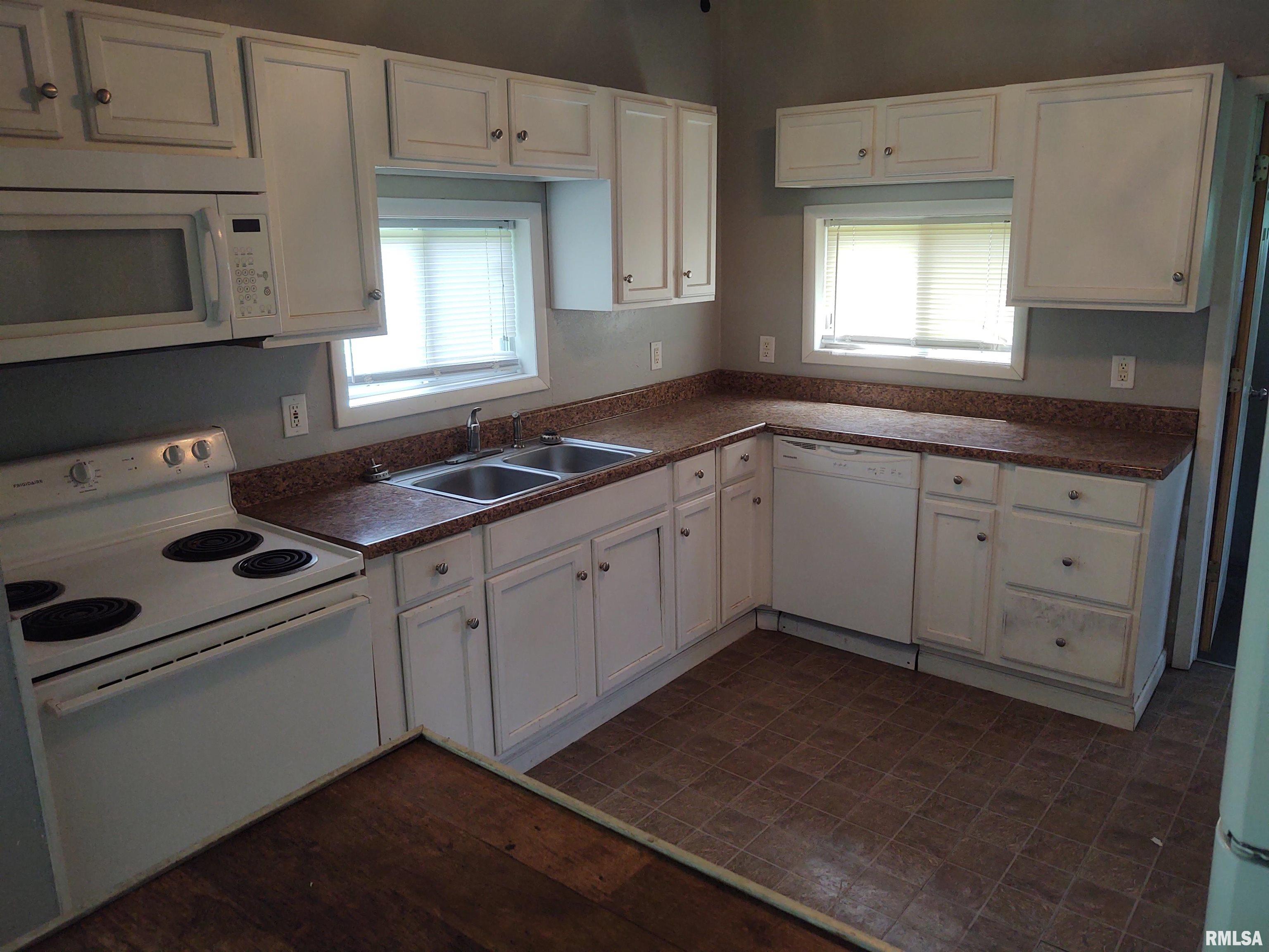 926 10th Avenue Rock Island, IL 61201 - Photo 2 of 8