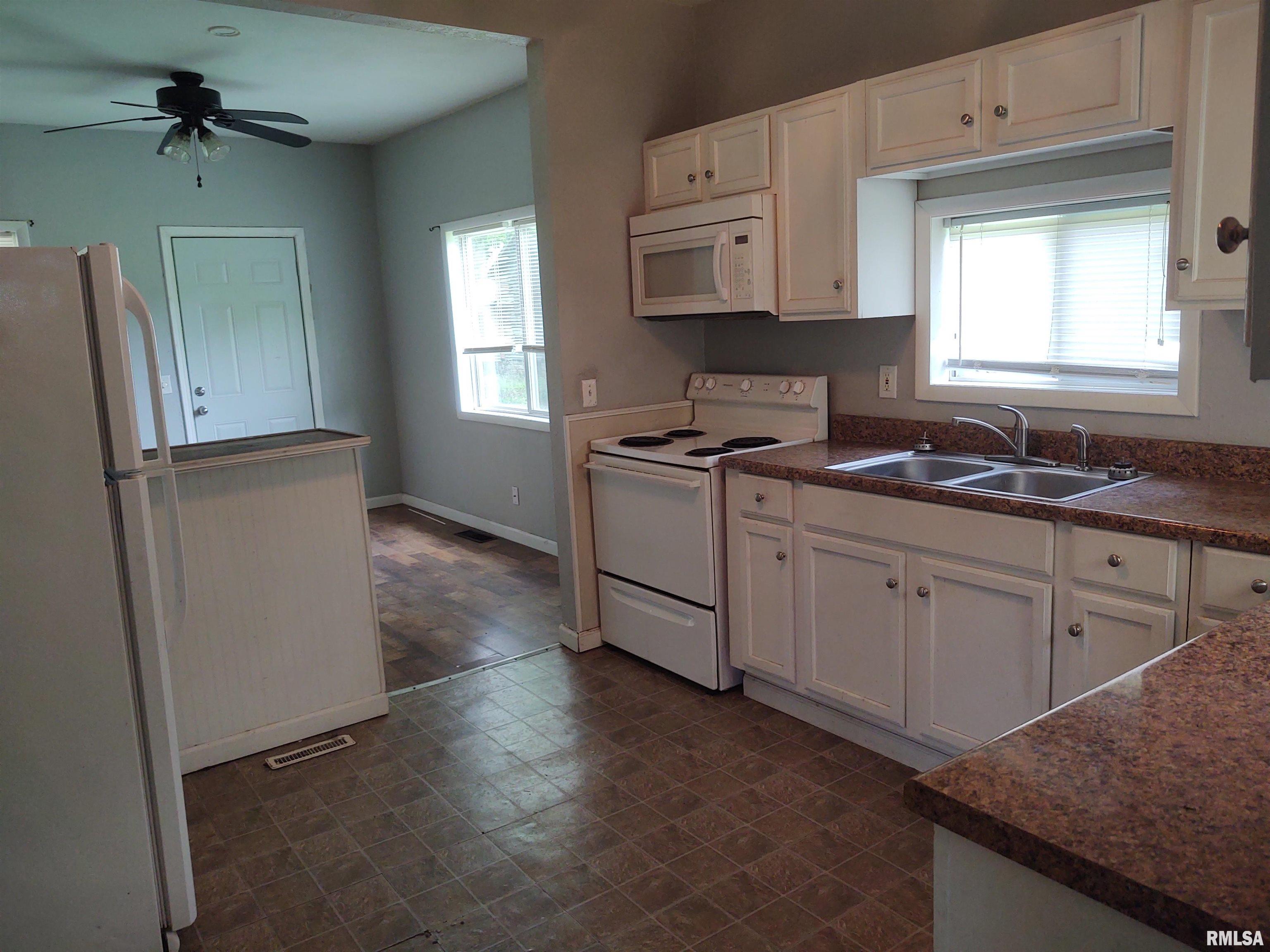926 10th Avenue Rock Island, IL 61201 - Photo 3 of 8