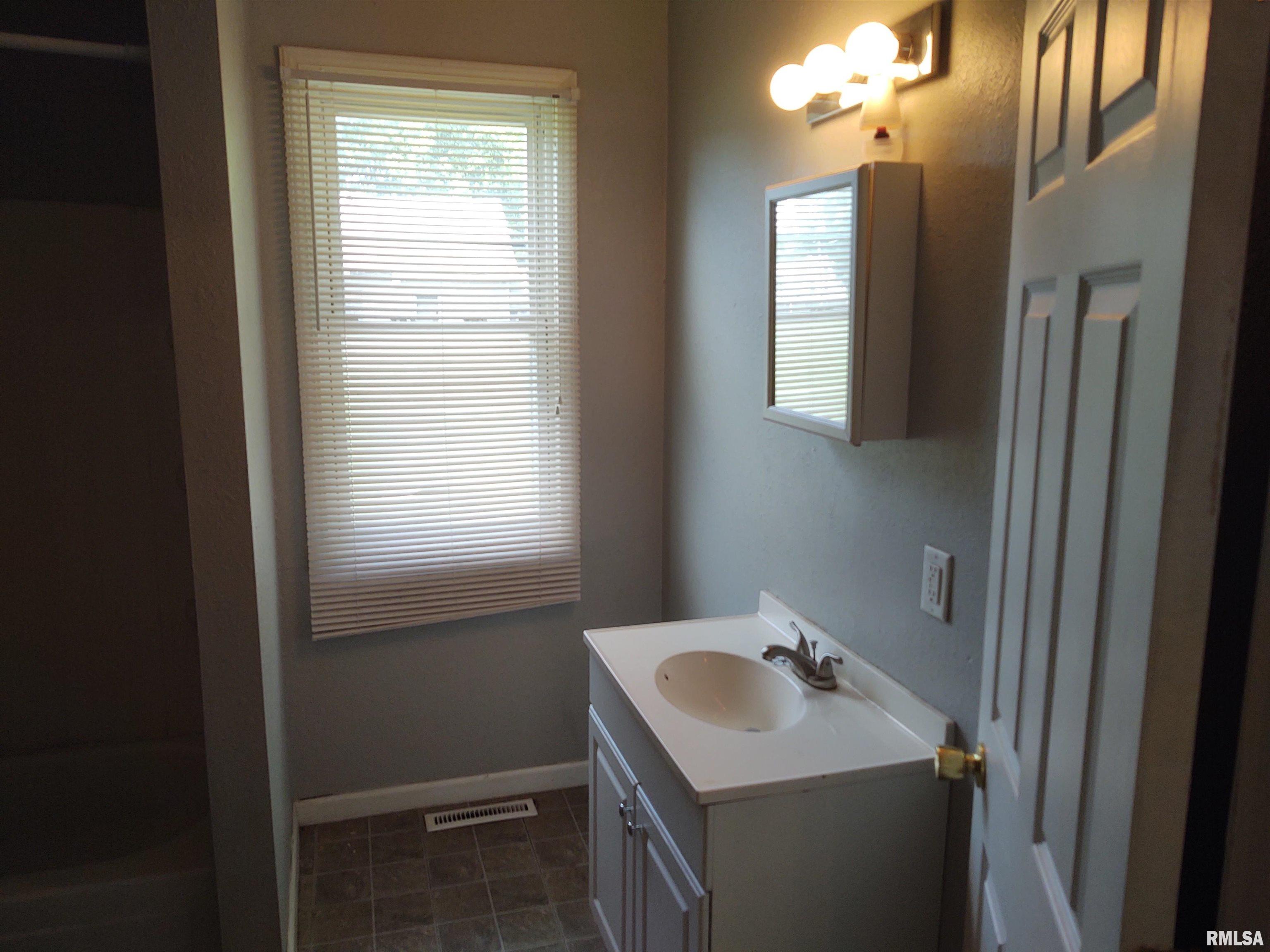 926 10th Avenue Rock Island, IL 61201 - Photo 6 of 8