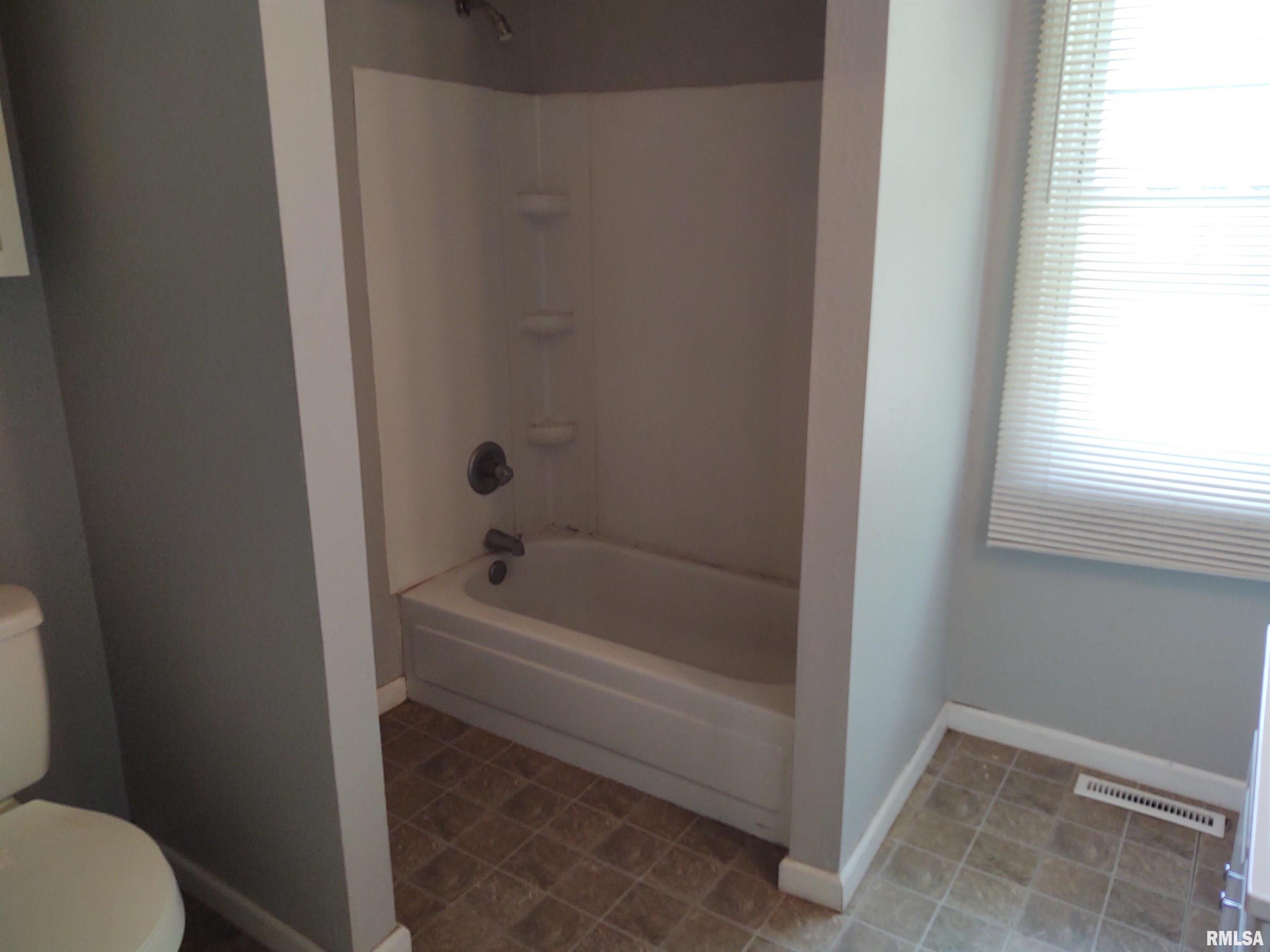 926 10th Avenue Rock Island, IL 61201 - Photo 7 of 8