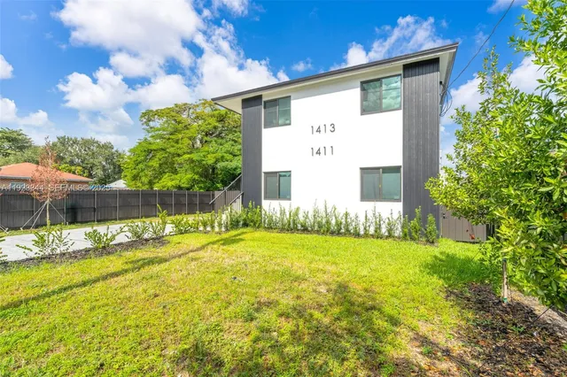 a view of a back yard of the house