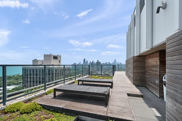 $190,000 | 2400 North Lakeview Avenue, Unit 402, Chicago, IL 60614