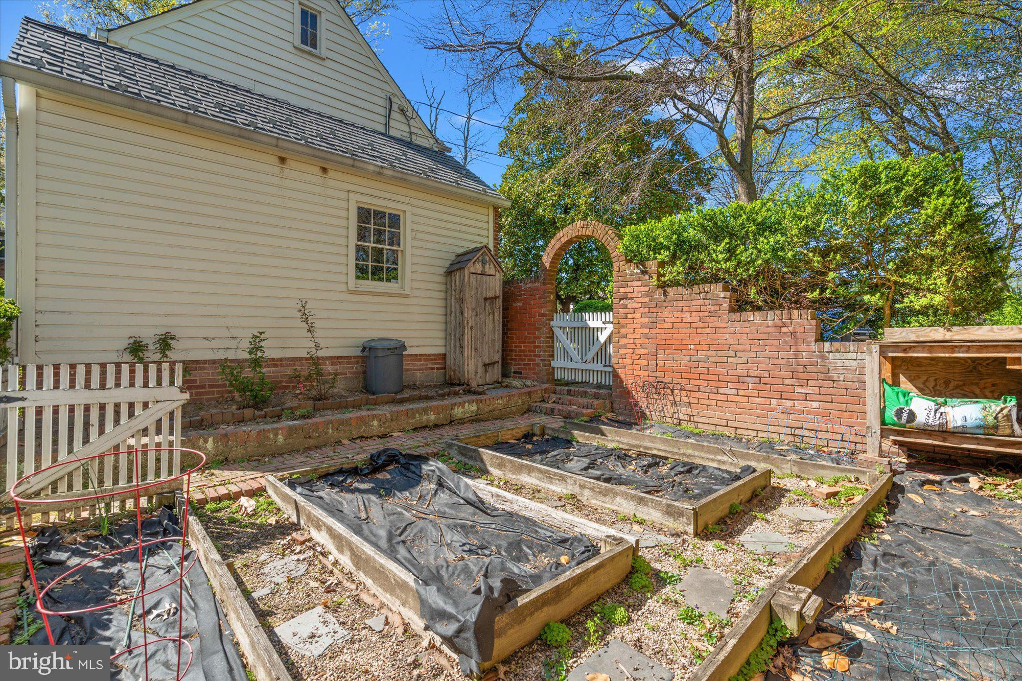 4001 Franconia Road Alexandria, VA 22310 - Photo 32 of 40 a view of a backyard with sitting area