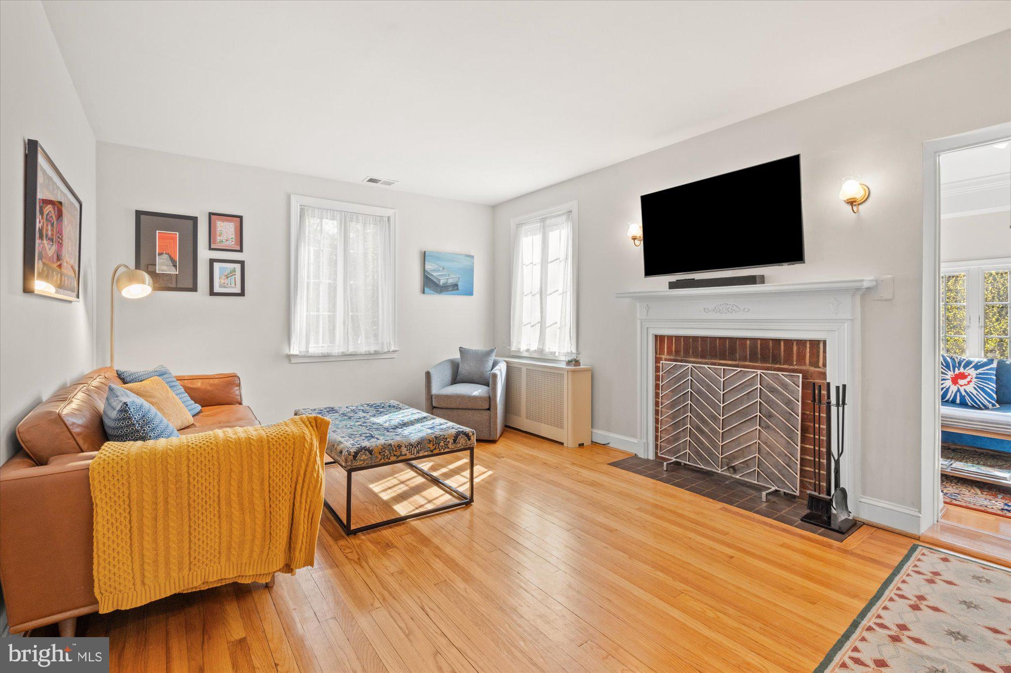 4001 Franconia Road Alexandria, VA 22310 - Photo 4 of 40 a living room with furniture and a flat screen tv