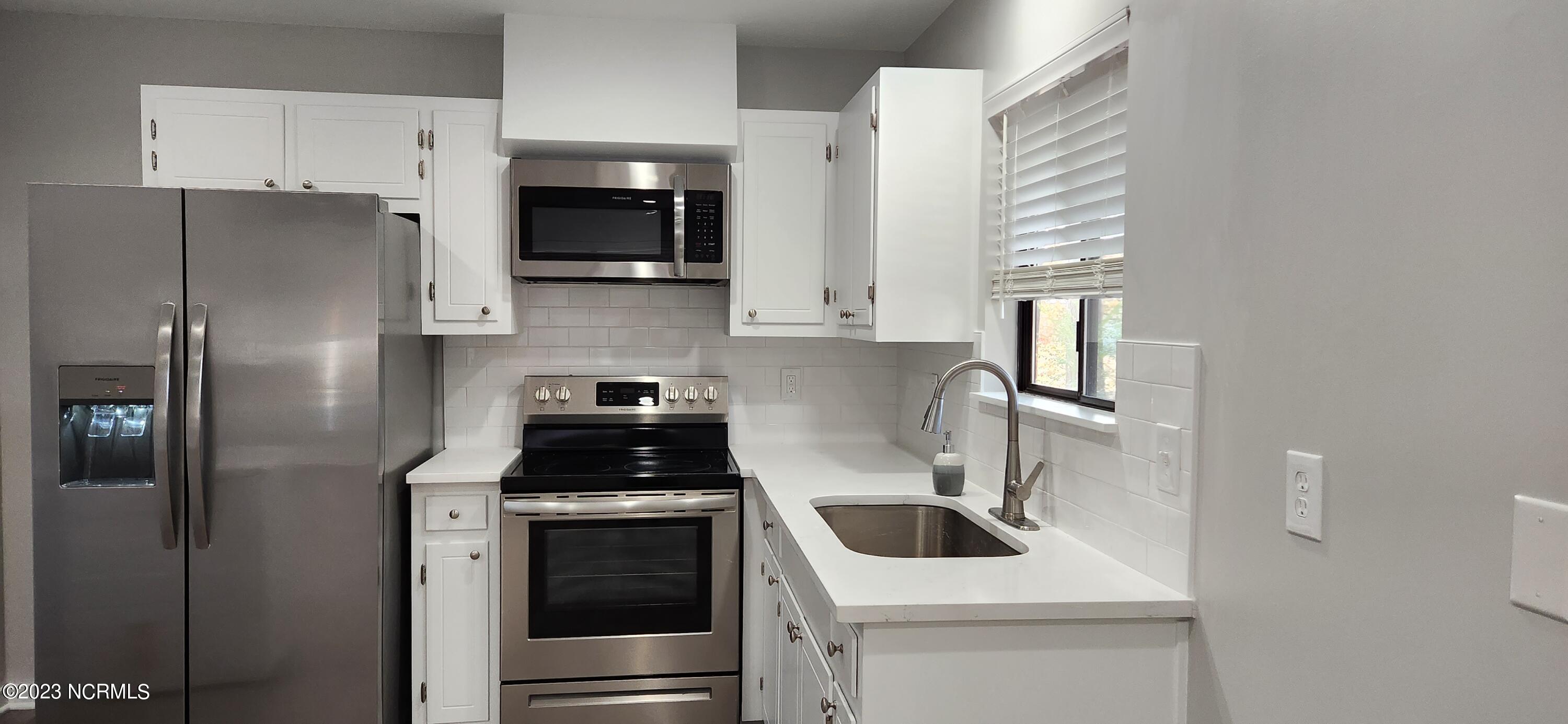 13 Linksiders Road New Bern, NC 28562 - Photo 6 of 12 Gorgeous Kitchen opens to Living Area