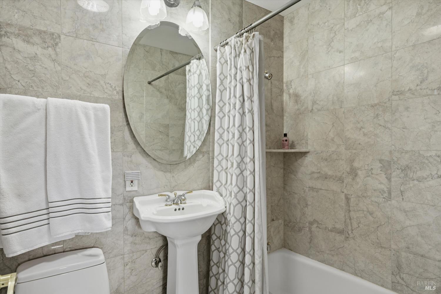 4320 Roblar Road Petaluma, CA 94952 - Photo 34 of 59 Guest Bath