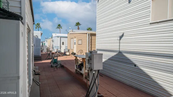 a view of a backyard