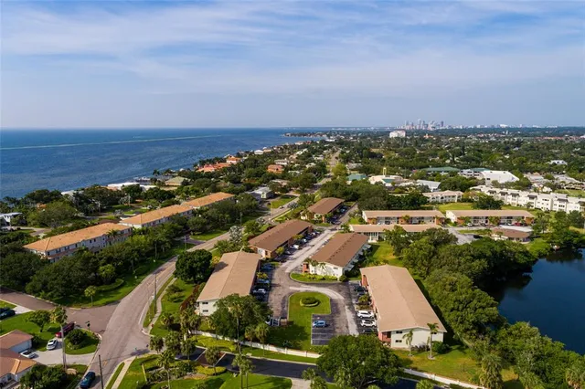 a view of a fountain in front of a house
