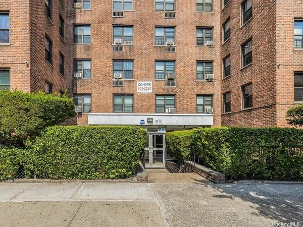 $255,000 | 2835 Webb Avenue, Unit 7E | Kingsbridge Heights