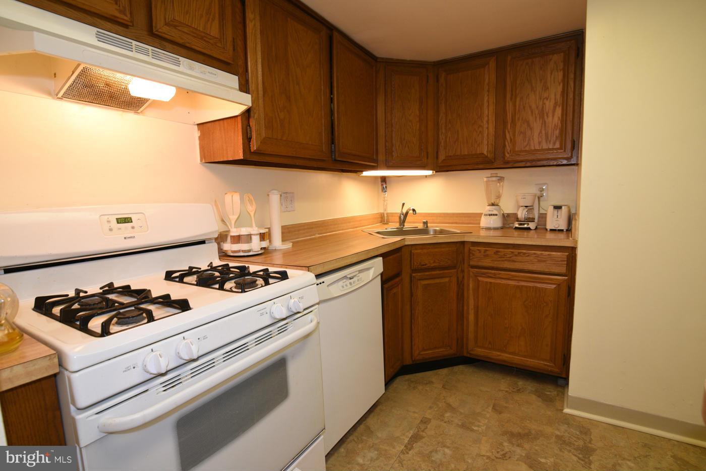 1520 Northgate Square, Unit 11B Reston, VA 20190 - Photo 4 of 29 Kitchen