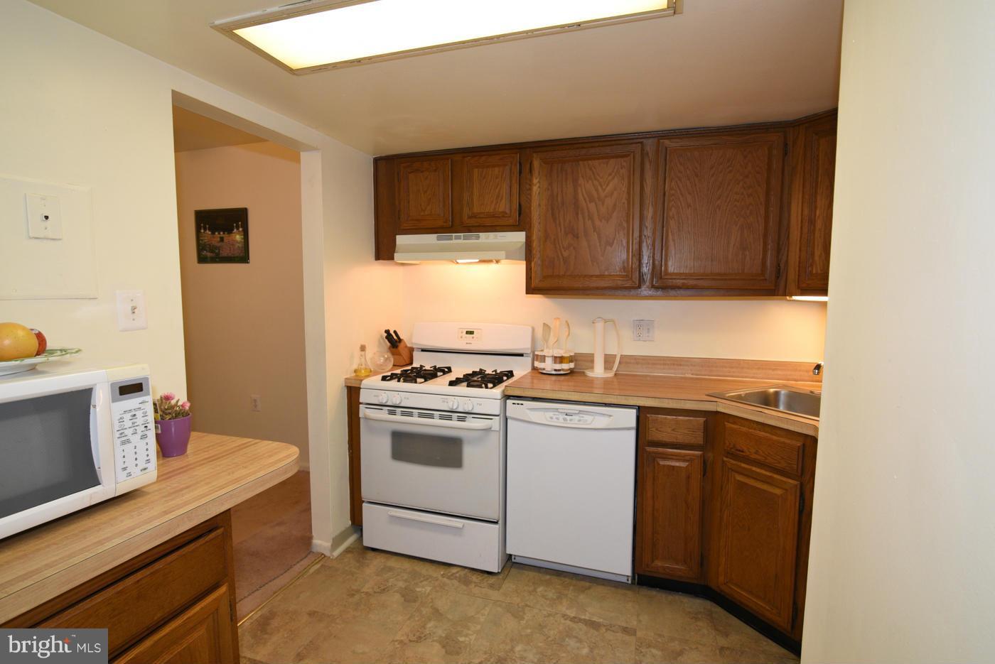 1520 Northgate Square, Unit 11B Reston, VA 20190 - Photo 5 of 29 Kitchen