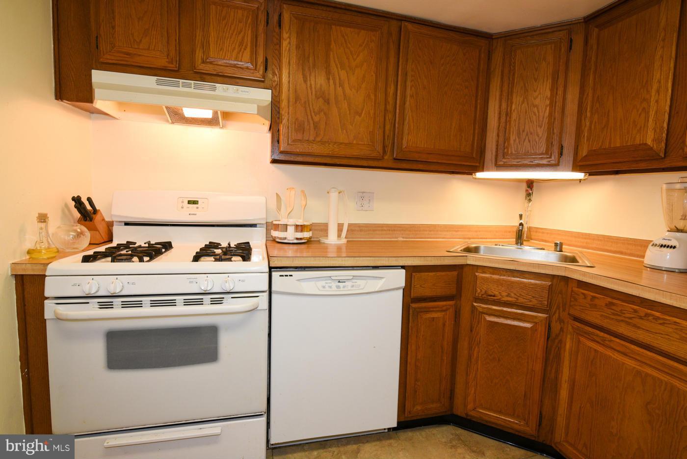 1520 Northgate Square, Unit 11B Reston, VA 20190 - Photo 6 of 29 Kitchen