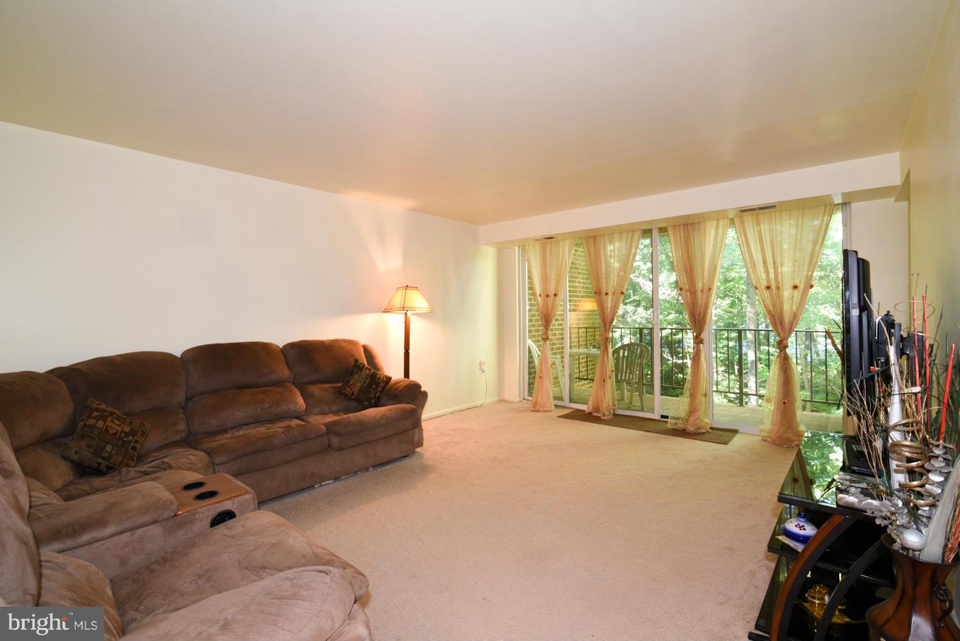 1520 Northgate Square, Unit 11B Reston, VA 20190 - Photo 8 of 29 Living Room