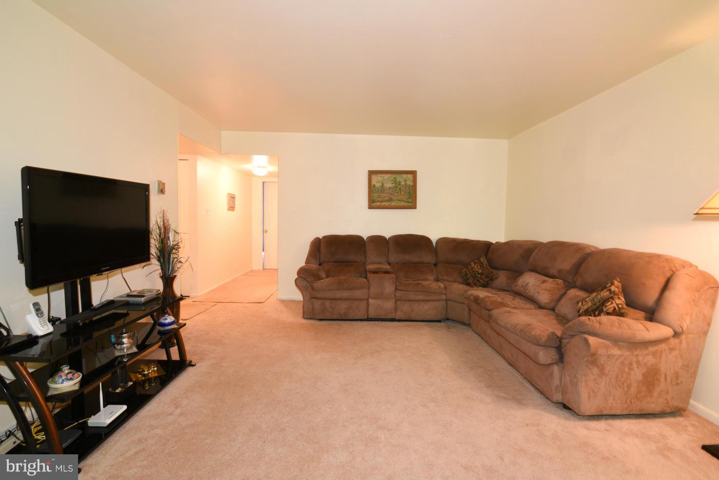 1520 Northgate Square, Unit 11B Reston, VA 20190 - Photo 10 of 29 Living Room