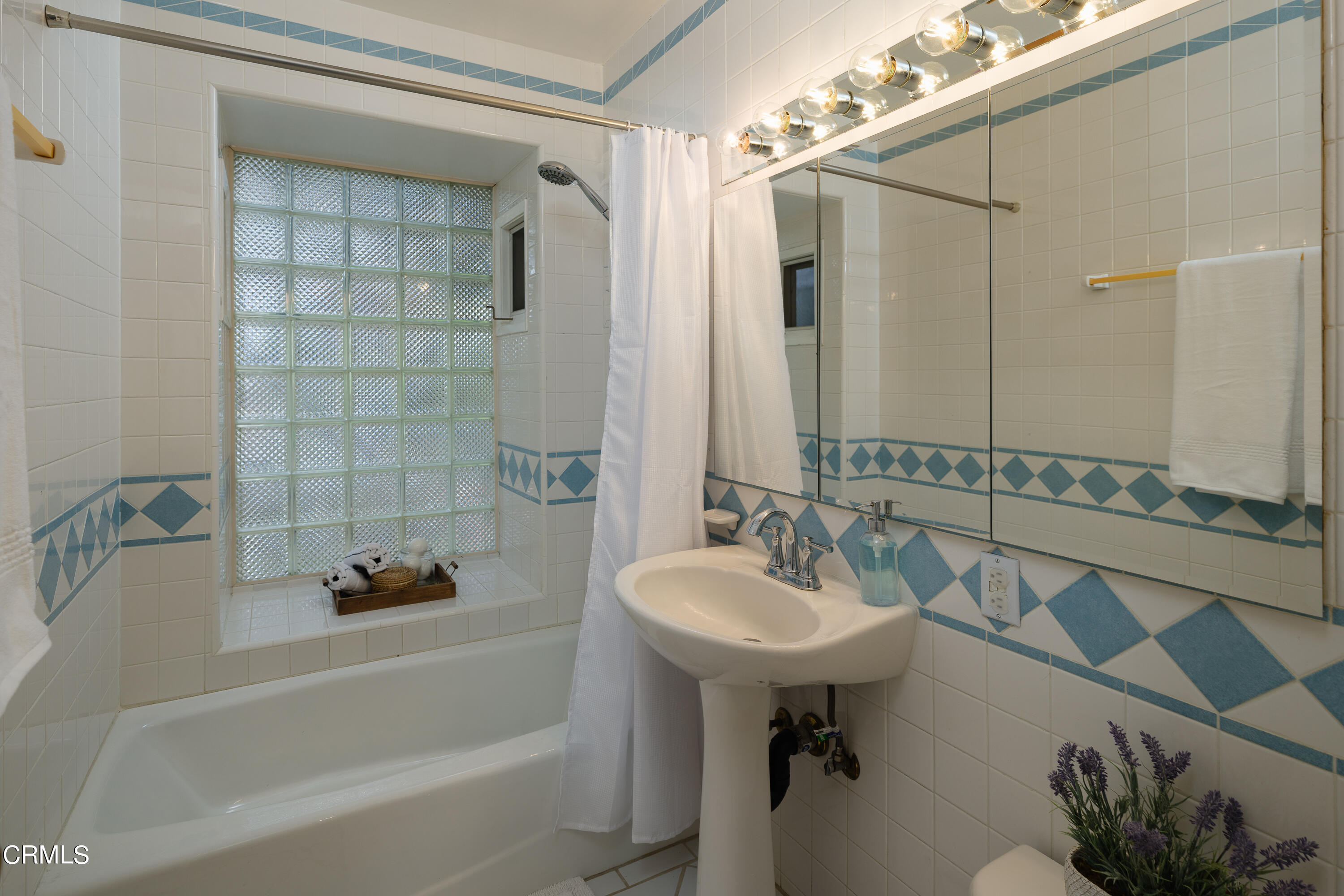 6245 Gyral Drive Tujunga, CA 91042 - Photo 15 of 29 NPW_6245Gyral_029_FLEXMLS