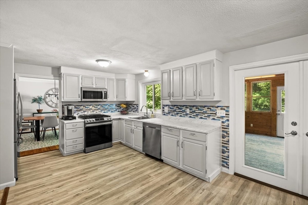 74 Lakeview Road Foxboro, MA 02035 - Photo 9 of 42