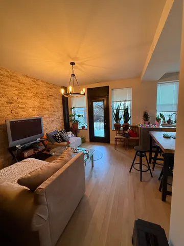 $2,500 | 927 North Mozart Street, Unit 2, Chicago, IL 60622