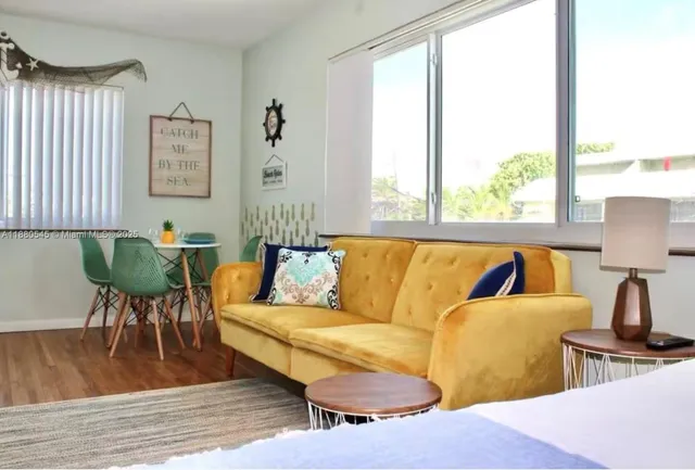 $2,900 | 316 Walnut Street, Unit 2, Hollywood, FL 33019