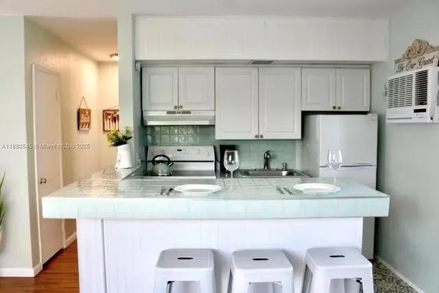 $2,900 | 316 Walnut Street, Unit 2, Hollywood, FL 33019