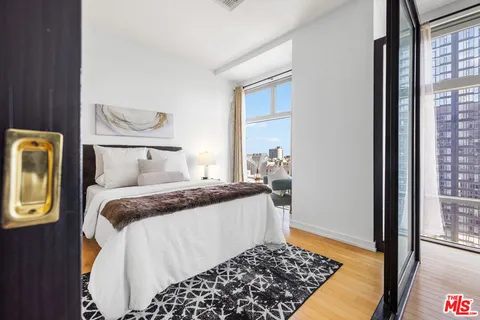 $689,000 | 801 South Grand Avenue, Unit 1508, Los Angeles, CA 90017