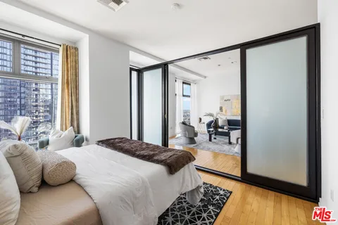 $689,000 | 801 South Grand Avenue, Unit 1508, Los Angeles, CA 90017