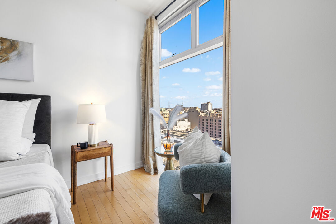 801 South Grand Avenue, Unit 1508 Los Angeles, CA 90017 - Photo 26 of 56 a living room with furniture and a lamp