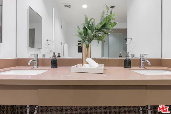 $689,000 | 801 South Grand Avenue, Unit 1508, Los Angeles, CA 90017