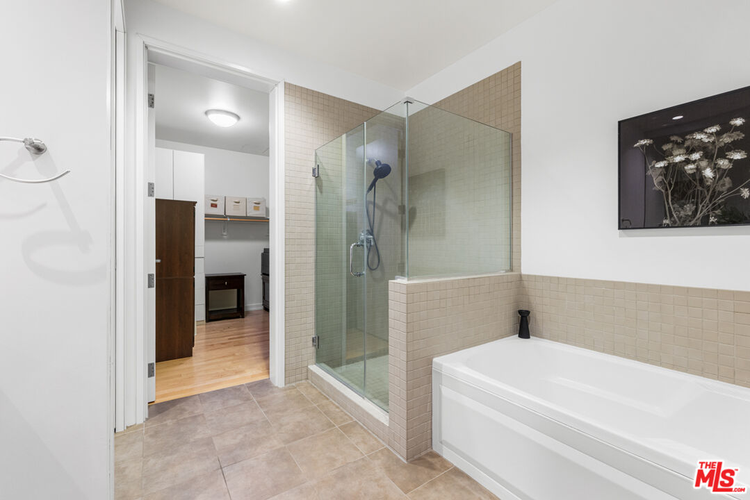 801 South Grand Avenue, Unit 1508 Los Angeles, CA 90017 - Photo 29 of 56 a bathroom with a bathtub and a shower