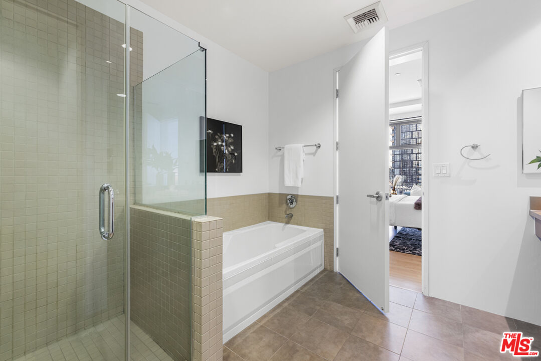 801 South Grand Avenue, Unit 1508 Los Angeles, CA 90017 - Photo 30 of 56 a bathroom with a tub and shower