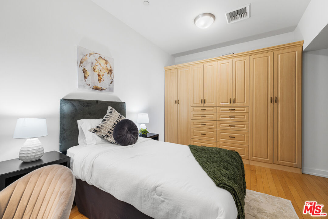 801 South Grand Avenue, Unit 1508 Los Angeles, CA 90017 - Photo 34 of 56 a bedroom with a bed and a window