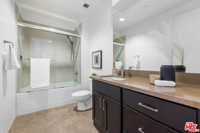 a close up view of a washer and dryer